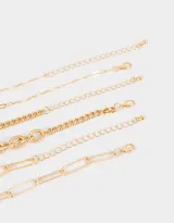 Set de tres collares dorados con diferentes cadenas de eslabones y dijes metálicos: cadena gruesa con cierre de barra, cadena con eslabones rectangulares y dije de rosa roja, y cadena con dije de moño.