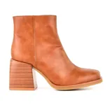 Bota corta de cuero color marrón con punta cuadrada y taco geométrico.