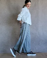 Jean de denim azul de corte amplio y estilo relajado.