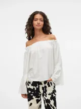 Blusa blanca con escote bardot y mangas largas acampanadas.