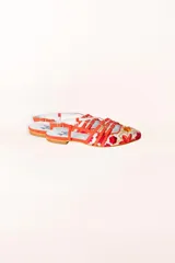 Bailarinas destalonadas celestes con bordado floral multicolor, tiras rojas con hebillas y suela de cuero.