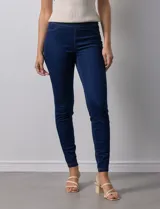 Jegging de denim azul claro, corte slim fit, con pretina elastizada, bolsillos delanteros simulados y bolsillos traseros aplicados. Marca Zac & Rachel.