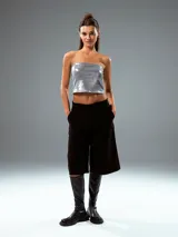 Top bandeau plateado brillante.