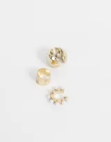 Set de tres earcuffs dorados: uno liso, uno con textura y uno con perlas de imitación.