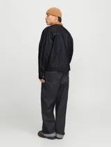 Campera de denim azul oscuro con cuello clásico marrón, cierre frontal con botones metálicos, bolsillos delanteros con solapa y puños con botones. Confeccionada en tejido denim resistente con estructura de sarga.