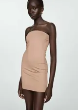 Minivestido strapless color beige, de corte ajustado y tejido elástico.