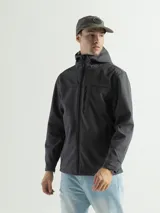 Campera negra de neopreno con capucha, diseñada para protección contra viento y humedad, con bolsillos funcionales.