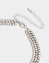 Gargantilla con triple hilera de strass rosa y dije de mariposa plateada con strass.