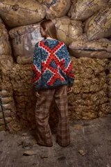 Pantalón de lana a cuadros con tiro medio, corte evasé y detalle de bordado a mano.