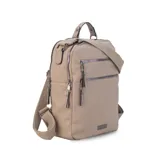 Mochila color beige de símil cuero con doble apertura superior con cierre. Incluye dos bolsillos al frente con cierres metálicos, asa rígida de mano y correa de galón. En la espalda correas de galón regulables.
