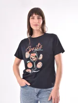 Remera color crudo con estampado de un pez rojo en el frente.