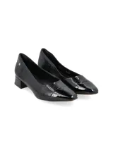 Zapato de cuero croco charolado negro con puntera de charol liso, taco bajo cuadrado y plantilla de cuero.