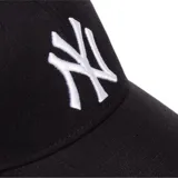 Gorra de béisbol negra con logo de los New York Yankees bordado en el frente.
