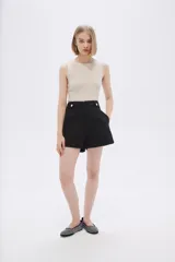 Short blanco de poliéster de tiro alto con bolsillos laterales.