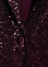 Blazer de fiesta color borgoña con lentejuelas, cuello con solapa, cierre frontal con botón y bolsillos delanteros con solapa.