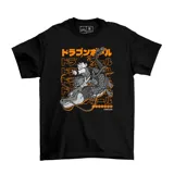 Remera negra de algodón con estampado de Goku montado en un dragón y texto en japonés.