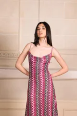 Vestido largo con estampado de ondas verticales en tonos azules y lurex, con cuello volcado y espalda baja.