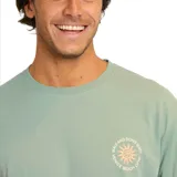 Remera verde de manga corta con cuello redondo y estampado del logo de Maui and Sons en el pecho.