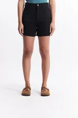 Short de jean celeste de tiro alto con corte ajustado.