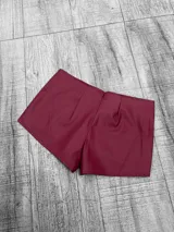 Short de cuero sintético color borgoña, tiro bajo y corte ajustado.