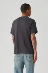 Remera gris de corte recto con cuello redondo y manga corta. Estampado frontal con logo de Levi's y diseño de vaquero con lazo.