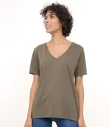 Remera de algodón color verde oliva, con escote en V y mangas cortas. Marca Marfinno.