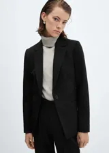 Blazer negro entallado de poliéster, viscosa y elastano, con solapas de muesca, forro interior, abertura posterior, hombreras estructuradas y bolsillos de ribete. Ideal para looks de oficina o eventos formales.