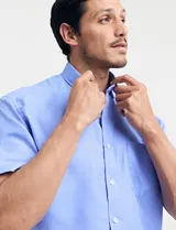 Camisa celeste con estampado de puntos blancos, de manga corta y corte clásico.