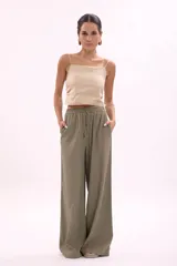 Pantalón palazzo verde militar con cintura elastizada y cordón ajustable.