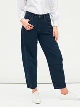 Jeans de corte amplio color azul oscuro, con cierre y botón frontal.