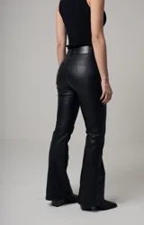 Pantalón Oxford tiro alto de eco cuero color borgoña, corte al cuerpo.