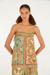 Top de tirantes con estampado animal, tirantes finos ajustables y escote recto.