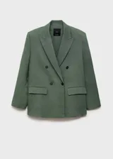 Blazer verde musgo de lino, con solapas de muesca, cierre cruzado con doble botonadura, mangas largas con puños abotonados, diseño recto, forro interior y dos bolsillos de solapa frontales.