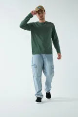 Remera de manga larga verde oscuro para hombre, con escote redondo y logo estampado en el pecho.