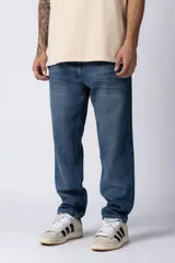 Pantalón de jean gris con efecto lavado, corte mom fit, tiro alto y pierna recta.