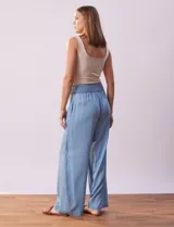 Pantalón celeste de lyocell, marca Zac & Rachel, con pretina ancha elastizada y corte wide leg.
