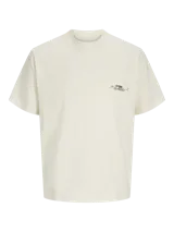 Camiseta color crema de manga corta y cuello redondo con fit suelto. Estampa en el pecho con impresión en goma de tacto suave.