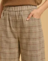 Pantalón de lino y algodón a cuadros color beige, de corte recto y tiro medio, con cintura elástica y bolsillos laterales.