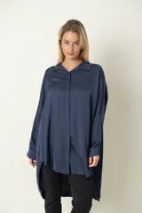 Camisa italiana de satén de seda en color azul, con calce holgado y diseño irregular más largo atrás.