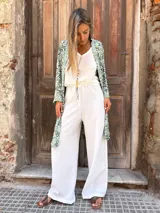 Pantalón blanco de seda con spandex, corte clásico y tejido liviano.