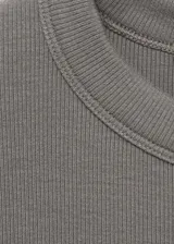 Camiseta rosa de tejido de punto con cuello redondo y mangas cortas.