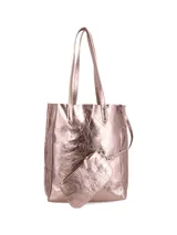 Cartera shopper de cuero graneado color verde oliva, con cierre metálico y tiradores de cuero. Interior sin forro con sobre interior con cierre.