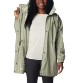Campera impermeable Columbia para mujer, modelo Splash Side II, color verde safari. Con tecnología Omni-TECH™ impermeable y transpirable, costuras selladas, capucha ajustable, cintura ajustable, bolsillos para las manos, puños elásticos y faldón posterior.