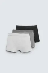 Pack de tres calzoncillos tipo bóxer en gris claro, gris oscuro y negro, con cintura elástica.