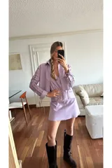 Camisa de cuero ovino color lila con cutouts en las mangas y cierre frontal con lazos.