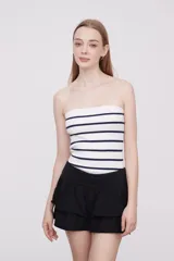 Top sin mangas blanco con rayas horizontales azul marino, ajustado al cuerpo.