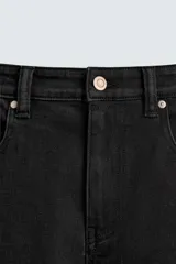 Pantalón de jean azul oscuro, corte skinny, largo cropped y efecto lavado.