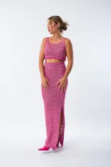 Musculosa fucsia de tejido crochet con diseño calado.