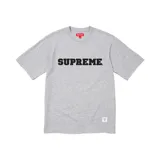 Camiseta gris con el logo de Supreme en el pecho.