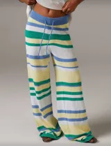 Pantalón de punto con cintura elástica y cordón ajustable, con diseño a rayas horizontales en tonos azul, amarillo, blanco y verde.
